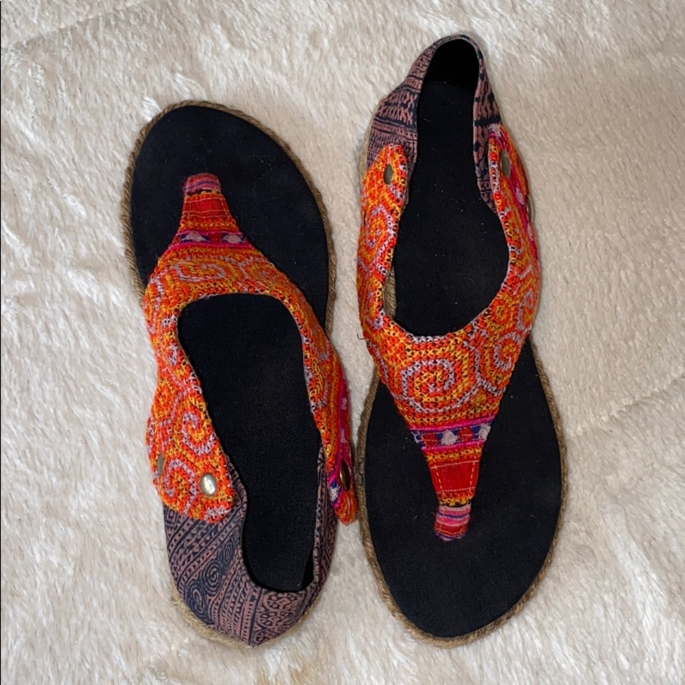 Multicolored Embroidered Snap Back Wedge Sandal ✨